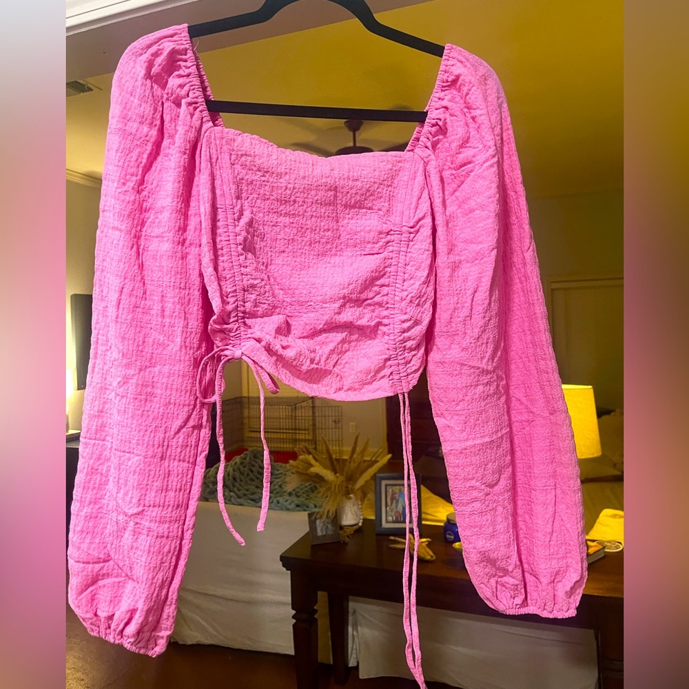 Square neck, cropped shirt